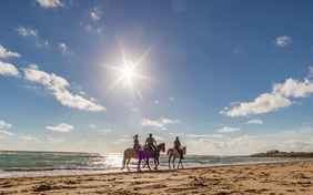Ausritt am Strand von Zahora - ein Reitstall im Nachbarort bietet Ausritte und Reitstunden - Foto: Matthias Marke